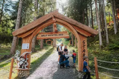 eingangsportal-waldwichtelweg-wichtelpark-familie-sommer2023-c-eliasbachmann_TVB-Osttirol_Elias-Bachmann_Sillian