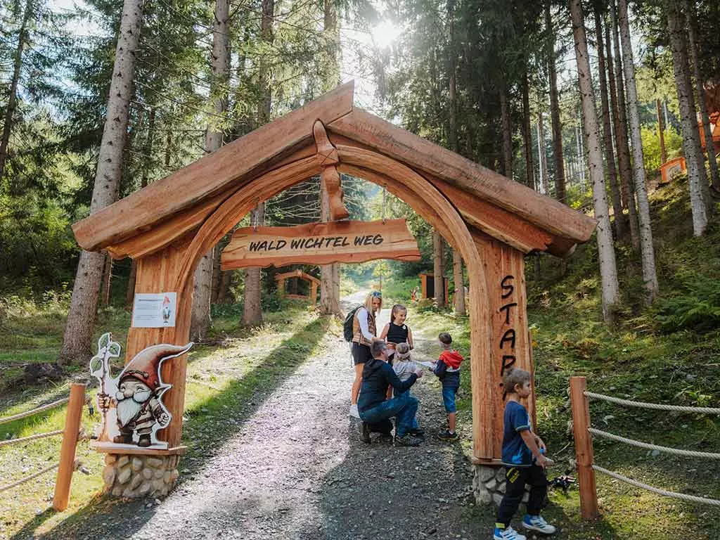 eingangsportal-waldwichtelweg-wichtelpark-familie-sommer2023-c-eliasbachmann_TVB-Osttirol_Elias-Bachmann_Sillian